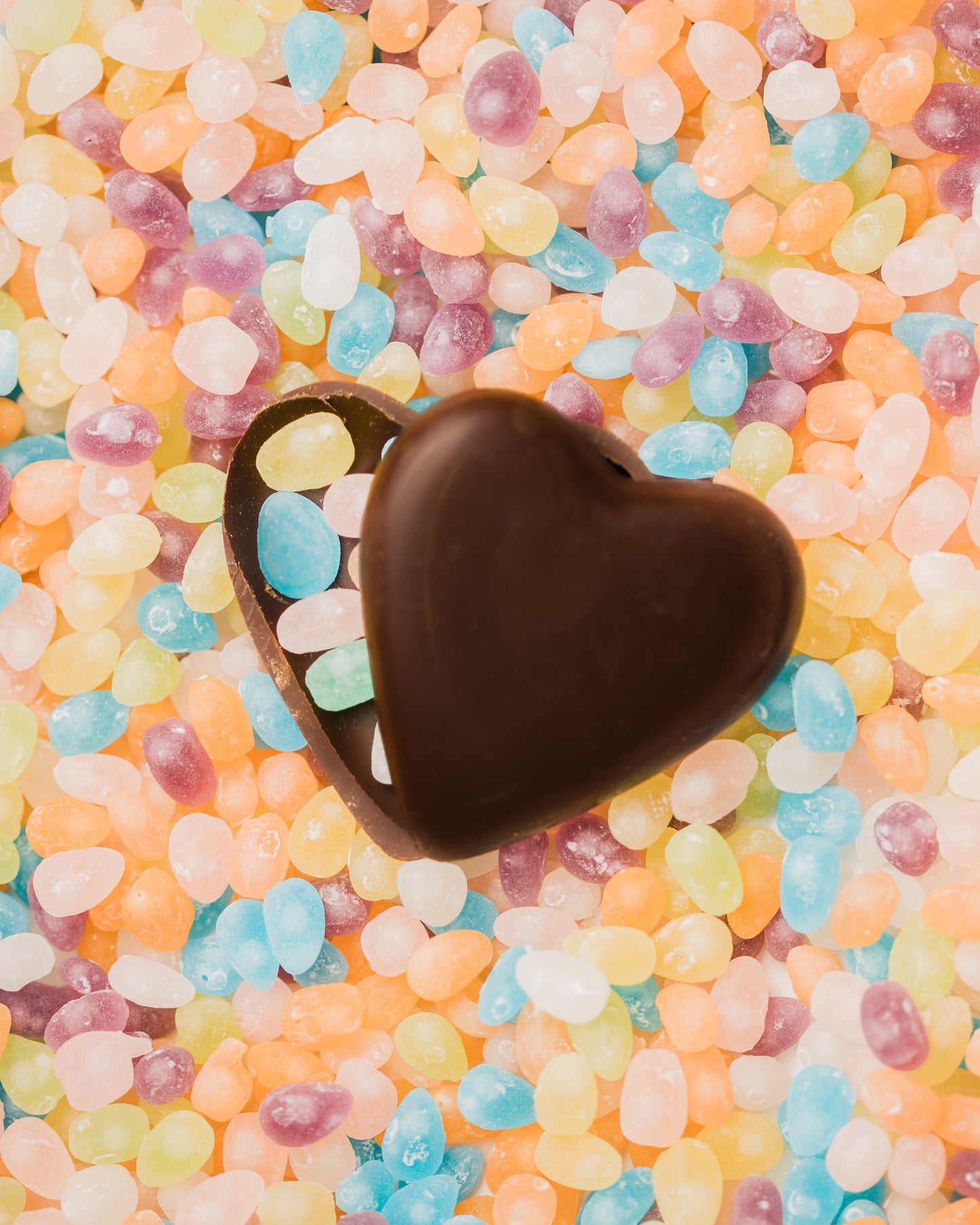 Dark chocolate heart filled with drops of rosolio